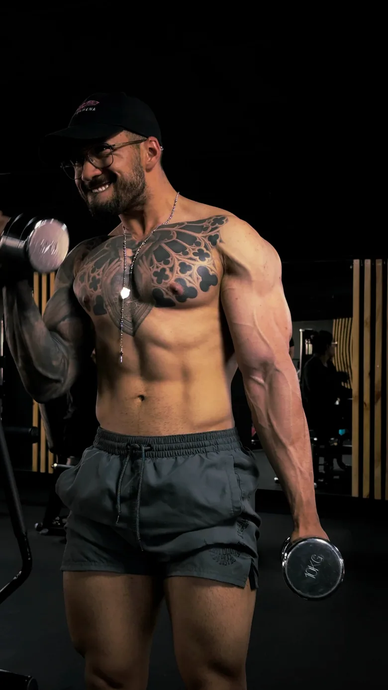 Marcos Pirona en una serie de bíceps con mancuerna